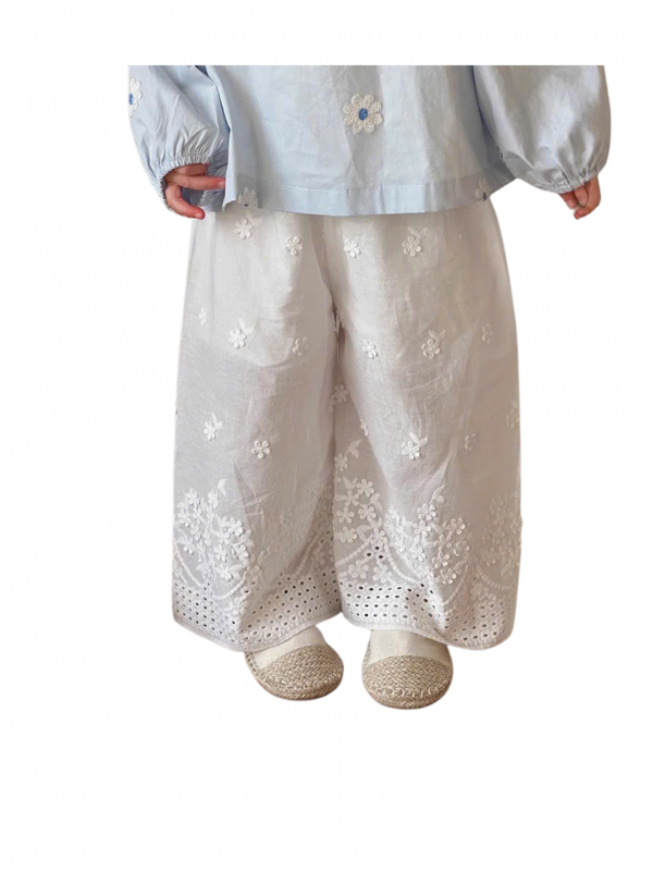 Quần Ống Rộng Thêu Hoa Trắng